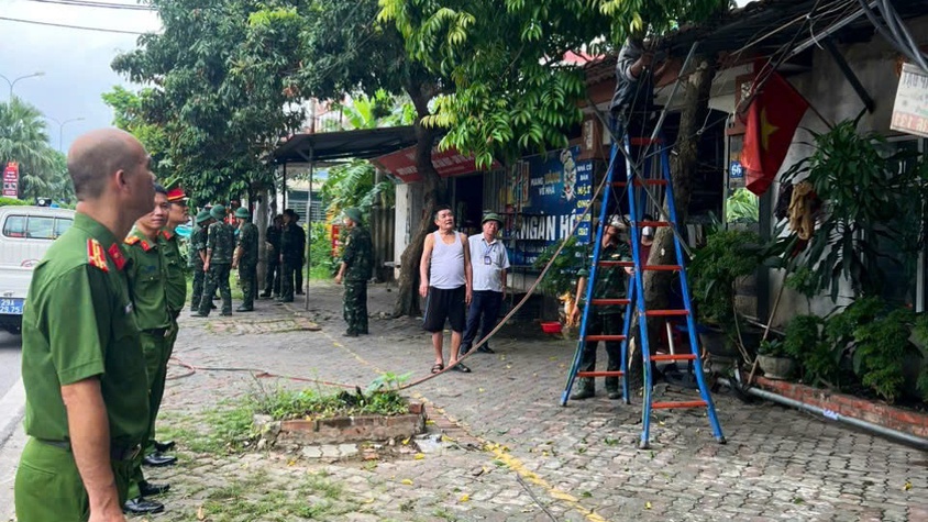 SÓC SƠN RA QUÂN GIẢI TOẢ VI PHẠM HÀNH LANG AN TOÀN GIAO THÔNG VĂN MINH ĐÔ THỊ 