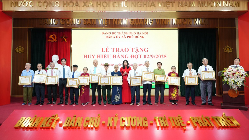 Đảng bộ Xã Phù Đổng có 104 đảng viên được nhận Huy hiệu Đảng đợt 02/9/2025