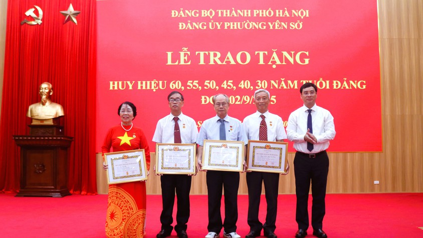 Phường Yên Sở: 23 Đảng viên vinh dự được trao Huy hiệu Đảng