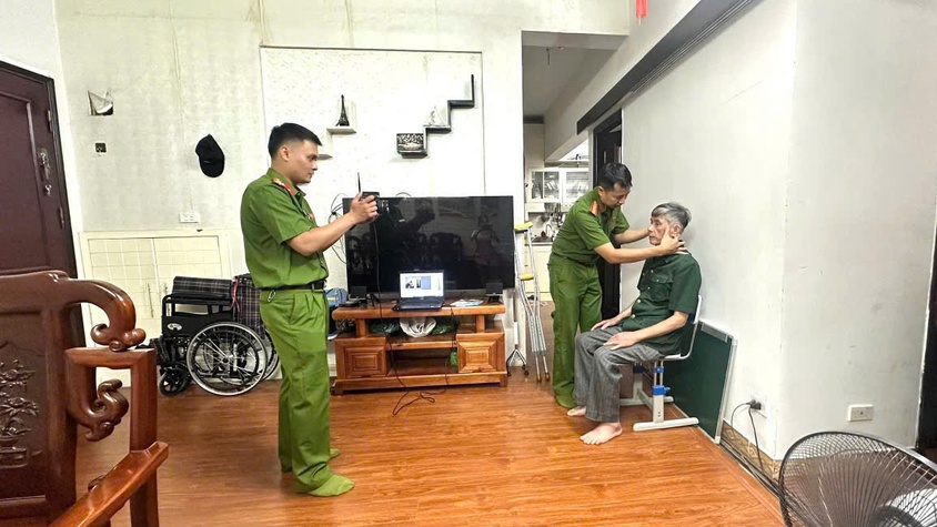 Công an phường Yên Sở tận tâm, trách nhiệm trong công tác cấp đổi thẻ đảng viên