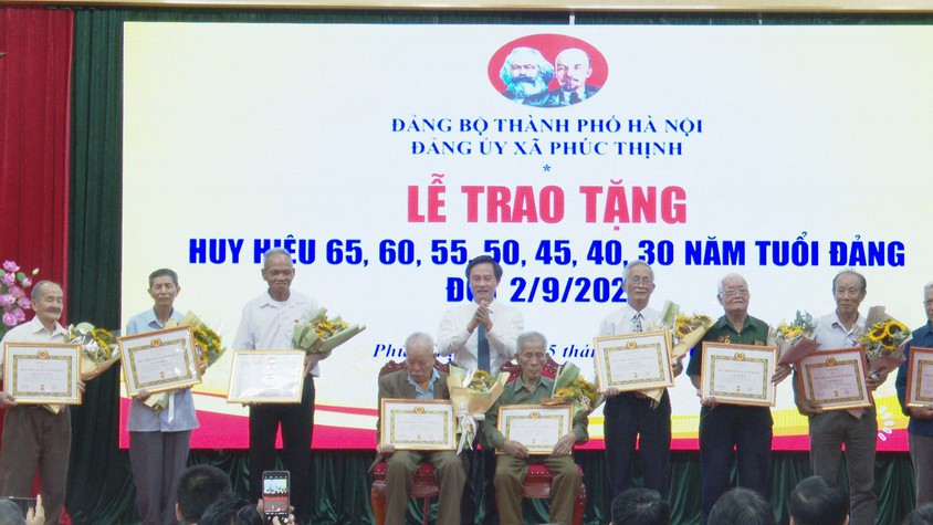 Đảng ủy xã Phúc Thịnh tổ chức trao Huy hiệu Đảng đợt 2/9/2025