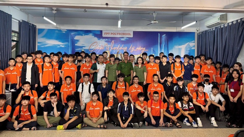Công an phường Phúc Lợi tuyên truyền an toàn giao thông, phòng, chống tệ nạn xã hội lứa tuổi vị thành niên cho sinh viên 