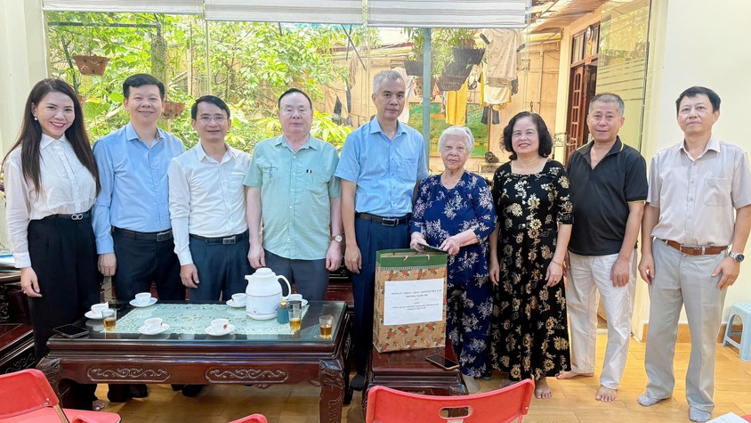 Lãnh đạo phường Nghĩa Đô tri ân, tặng quà Người có công nhân kỷ niệm 80 năm ngày Quốc khánh