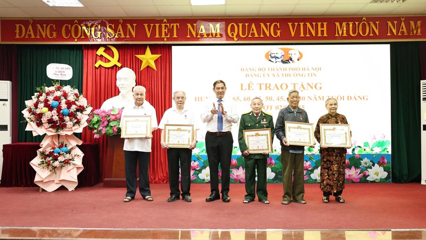 51 đảng viên Đảng bộ xã Thường Tín được trao tặng Huy hiệu Đảng đợt 2/9