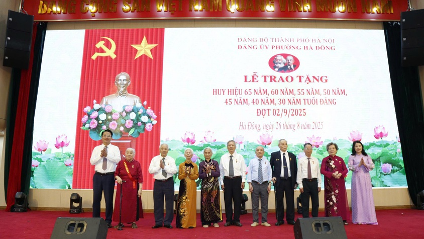 Đảng ủy phường Hà Đông trao Huy hiệu Đảng cho 405 đảng viên dịp 2/9