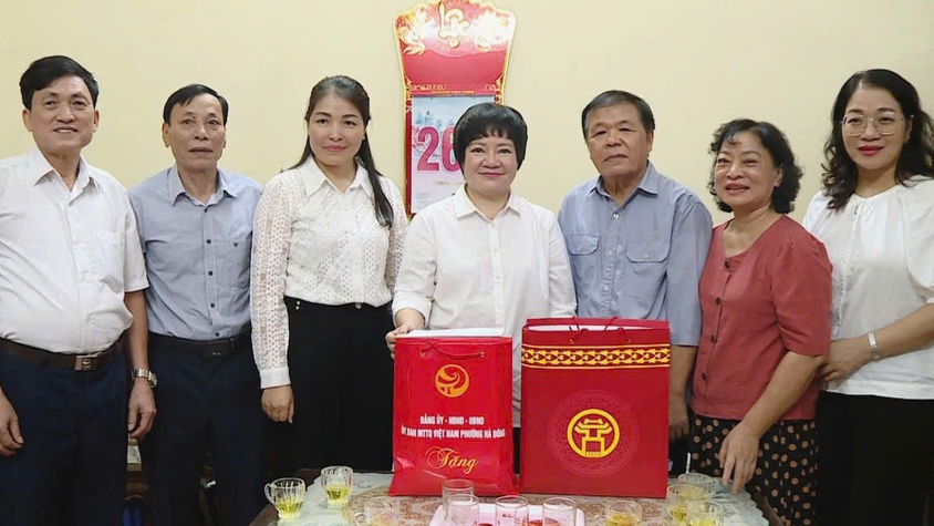 Chủ tịch UBND phường Hà Đông thăm, tặng quà người có công nhân dịp 2/9