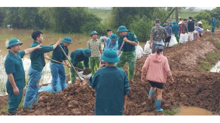 Các đồng chí Lãnh đạo UBND xã kiểm tra các điểm xung yếu, chủ động phòng chống bão số 5