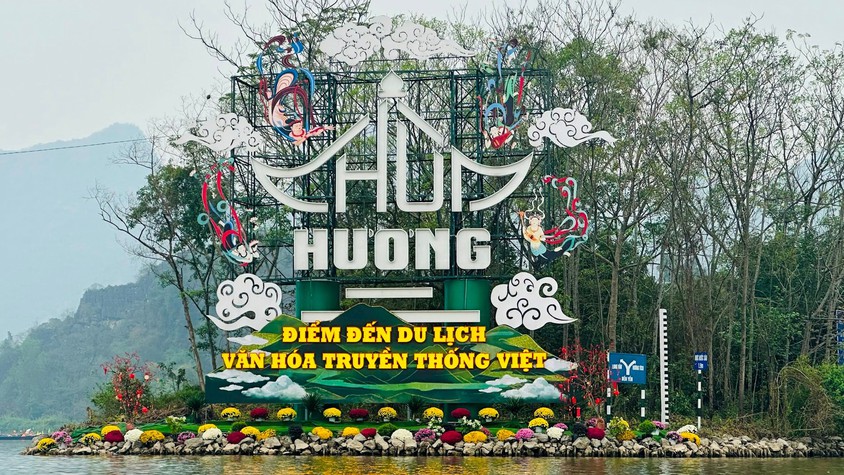 Các đồng chí lãnh đạo xã Hương Sơn khảo sát, kiểm tra công tác ứng phó mưa lũ tại khu di tích thắng cảnh Chùa Hương