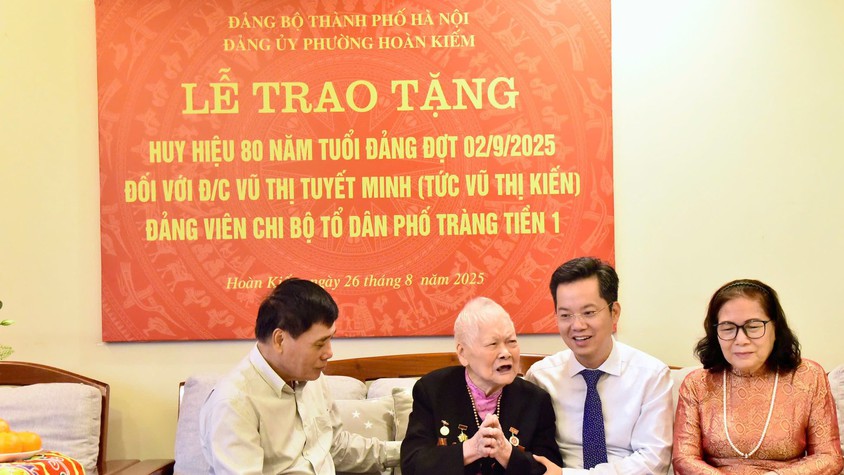 TRAO HUY HIỆU 80 NĂM TUỔI ĐẢNG TẶNG ĐẢNG VIÊN LÃO THÀNH VŨ THỊ TUYẾT MINH