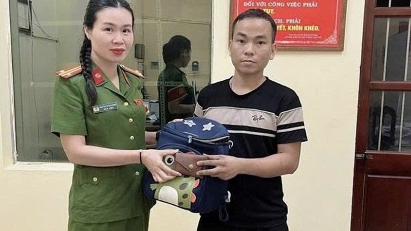 CÔNG AN PHƯỜNG LÁNG TRAO TRẢ TÀI SẢN NGƯỜI DÂN BỎ QUÊN TRÊN XE TAXI