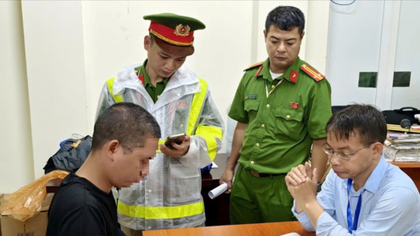 Xử phạt bãi trông xe tự phát gần Quảng trường Ba Đình trước giờ sơ duyệt A80