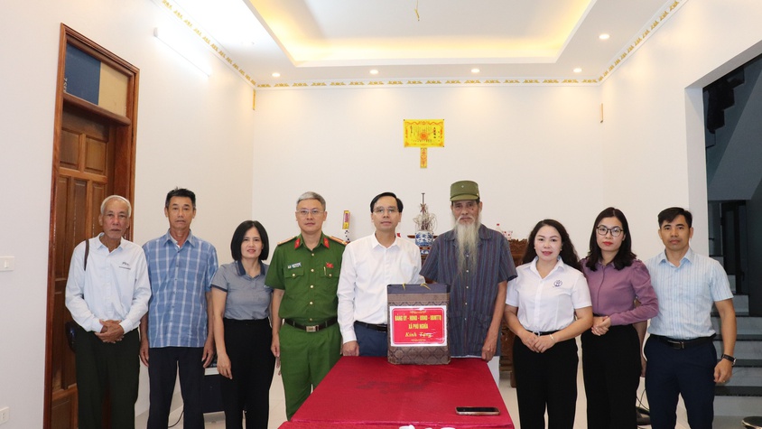 Lãnh đạo xã Phú Nghĩa thăm tặng quà các gia đình chính sách người có công nhân dịp kỷ niệm 80 năm Cách mạng tháng Tám thành công và Quốc khánh Nước Cộng hòa xã hội chủ nghĩa Việt Nam