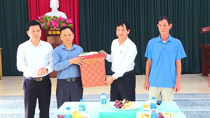 Lãnh đạo xã Phúc Thọ thăm, tặng quà người có công và cơ sở cách mạng dịp Quốc khánh 2/9