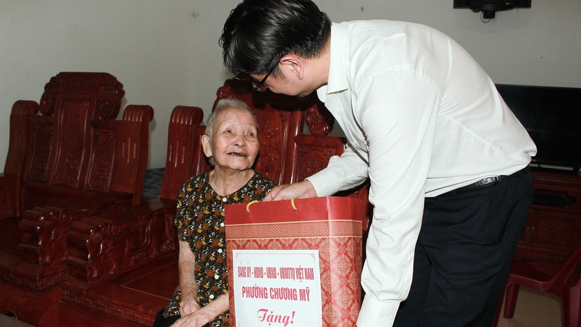 Phường Chương Mỹ tổ chức thăm, tặng quà các chiến sĩ hoạt động cách mạng bị địch bắt tù đày nhân dịp Quốc khánh 2/9