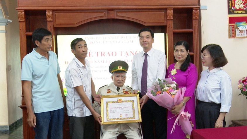 Lãnh đạo xã Gia Lâm trao Huy hiệu Đảng tại nhà và thăm, tặng quà Người có công nhân dịp 02/9