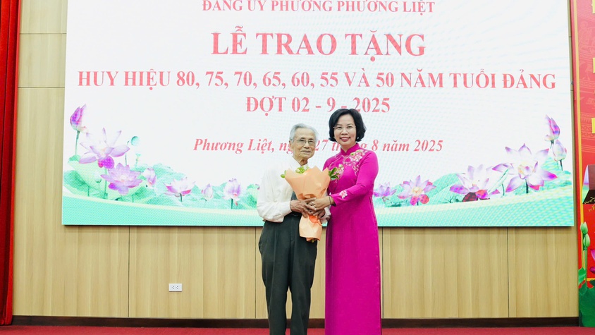 LỄ TRAO TẶNG HUY HIỆU ĐẢNG NHÂN DỊP KỶ NIỆM 80 NĂM NGÀY QUỐC KHÁNH NƯỚC CỘNG HÒA XHCN VIỆT NAM (02/9/1945 - 02/9/2025)