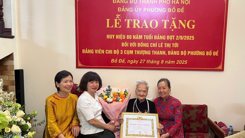 Thường trực Đảng uỷ phường Bồ Đề trao tặng huy hiệu 80 năm tuổi đảng đợt 2/9/2025 tại nhà riêng đảng viên