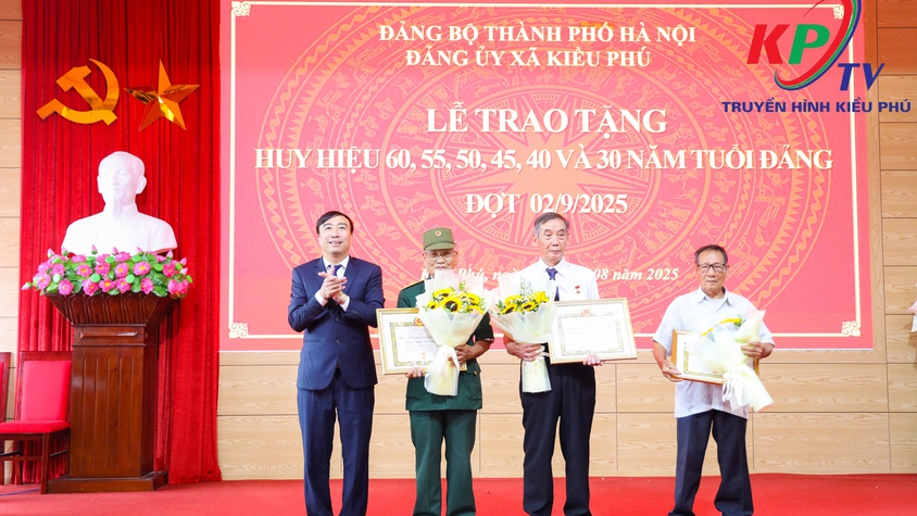 Xã Kiều Phú trao tặng Huy hiệu Đảng đợt 2/9 cho 46 đảng viên thuộc Đảng bộ xã