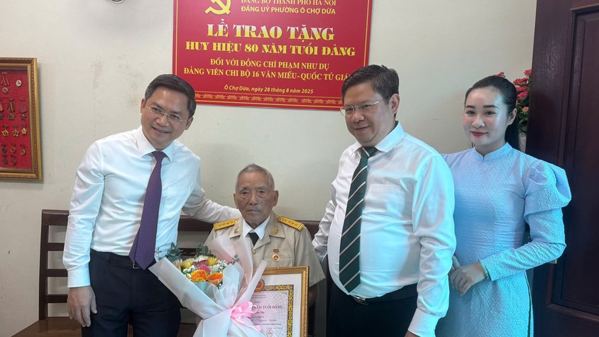 145 đảng viên Phường Ô Chợ Dừa được tặng và truy tặng Huy hiệu Đảng