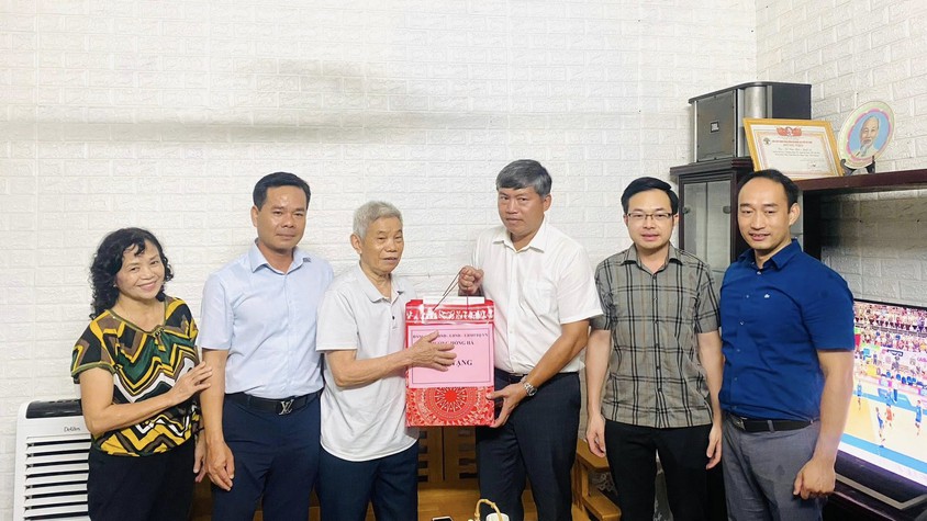 Phường Hồng Hà: Tặng quà các gia đình chính sách