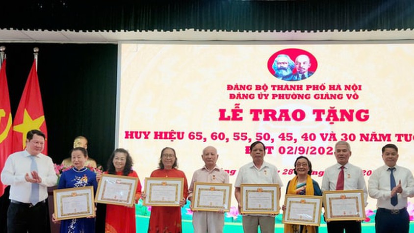 214 đảng viên phường Giảng Võ nhận Huy hiệu Đảng