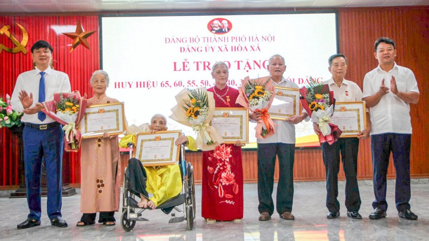 Đảng bộ xã Hòa Xá trao tặng Huy hiệu Đảng, ghi nhận cống hiến của các thế hệ đảng viên