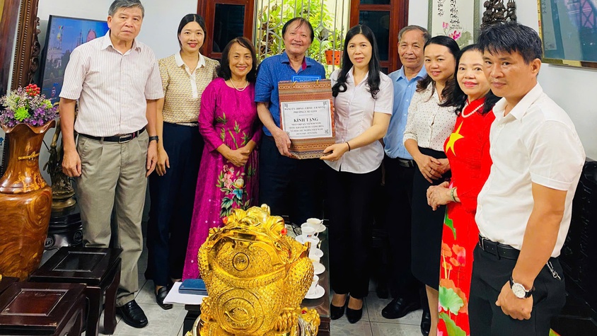 Lãnh đạo Đảng ủy- HĐND- UBND- Ủy ban MTTQ Việt Nam phường Cầu Giấy thăm hỏi, tặng quà các gia đình chính sách tiêu biểu trên địa bàn phường.