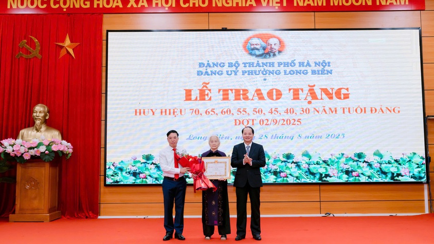 Lễ trao tặng Huy hiệu Đảng đợt 02/9/2025