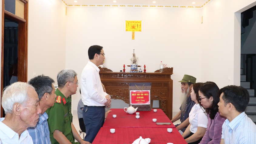 Xã Phú Nghĩa tổ chức 5 Đoàn đi thăm, tặng quà các thương bệnh binh, gia đình có công nhân dịp Quốc khánh 02/9.