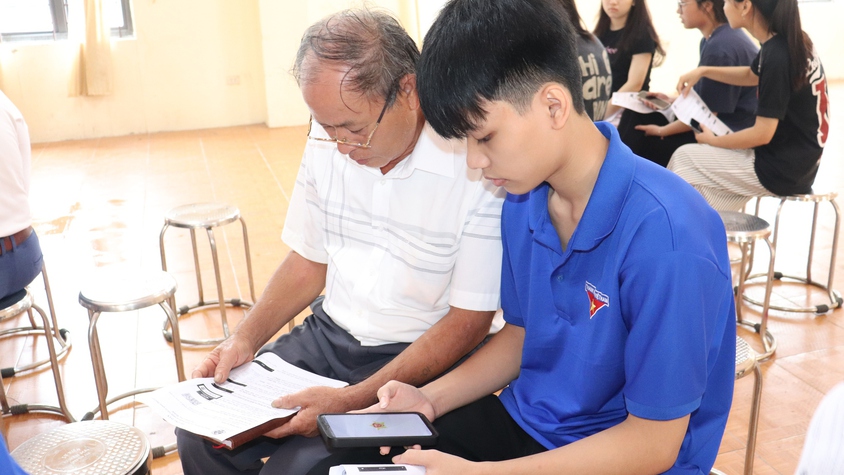 Xã Phú Nghĩa ra quân hướng dẫn người dân cài đặt ứng dụng nộp thuế điện tử bằng ứng dụng Etax Mobile 