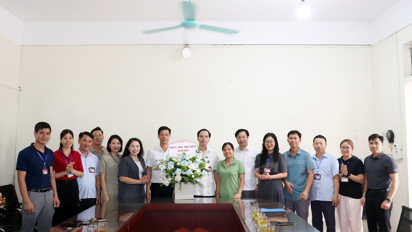 Các đồng chí lãnh đạo xã Phú Nghĩa tặng hoa chúc mừng kỷ niệm 80 năm ngày truyền thống các ngành Văn hóa, Tư pháp, Nội vụ, Tài chính