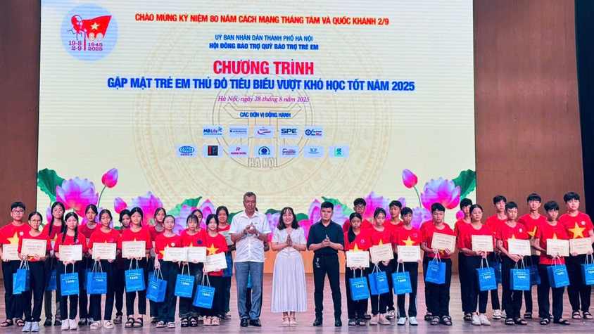 05 trẻ em xã Thường Tín được nhận quà tại chương trình “Gặp mặt trẻ em Thủ đô tiêu biểu vượt khó học tốt” năm 2025