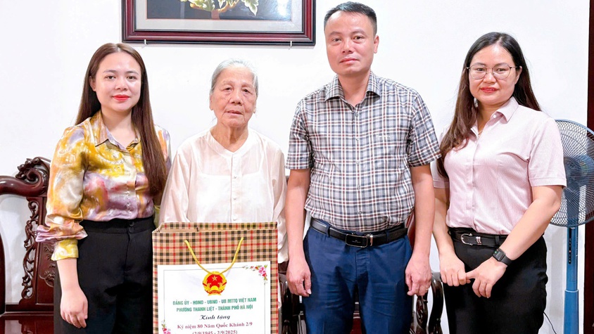 Phường Thanh Liệt: Thăm, tặng quà các cá nhân tiêu biểu nhân kỷ niệm 80 năm Quốc khánh nước Cộng hoà XHCN Việt Nam