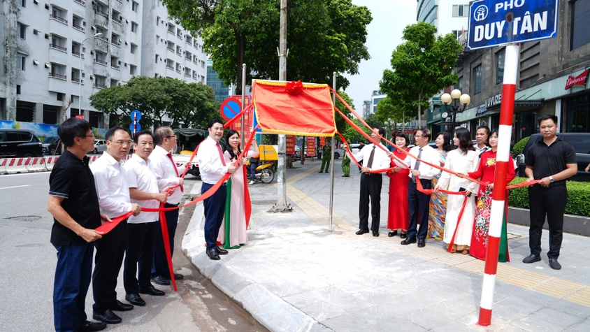 Phường Cầu Giấy: Gắn biển 3 tuyến phố an toàn thực phẩm và thương mại văn minh