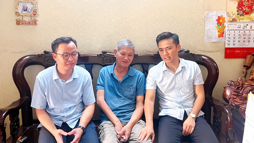 Đồng chí Lý Duy Xuân – Phó Bí thư thường trực Đảng uỷ phường thăm tặng quà các cá nhân tiêu biểu nhân kỷ niệm 80 năm Quốc khánh nước Cộng hoà Xã hội Chủ nghĩa Việt Nam (2/9/2045 – 2/9/2025)