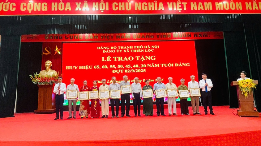 Đảng ủy xã Thiên Lộc trang trọng tổ chức Lễ trao tặng Huy hiệu Đảng đợt 02/9/2025