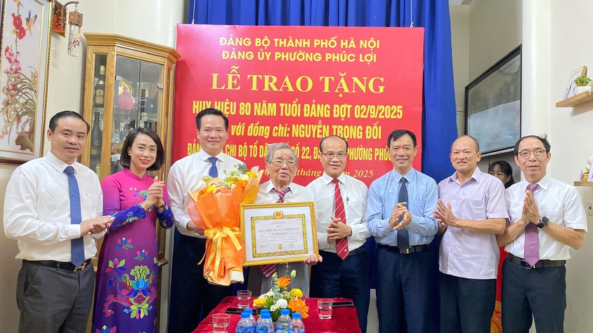 94 đảng viên Đảng bộ phường Phúc Lợi vinh dự được trao tặng, truy tặng Huy hiệu Đảng đợt 02/9/2025