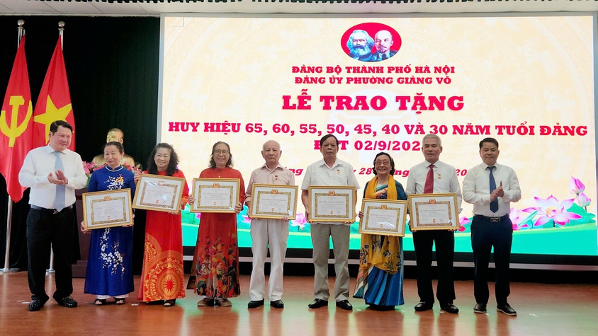 Đảng bộ phường Giảng Võ tổ chức trao Huy hiệu Đảng dịp 2/9