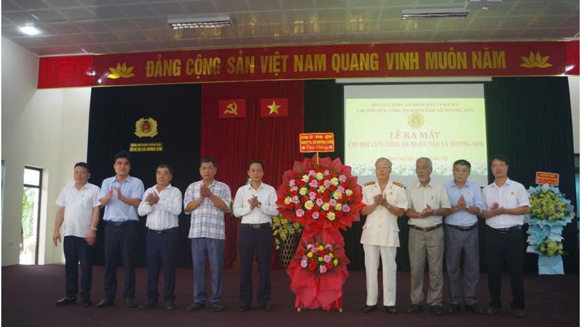 Công an xã Hương Sơn tổ chức ra mắt Chi hội cựu Công an nhân dân xã Hương Sơn, từng bước kiện toàn các tổ chức chính trị
