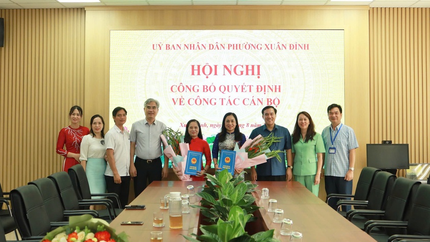 Phường Xuân Đỉnh: Trao quyết định nghỉ hưu và giao phụ trách Trường Mầm non Xuân Đỉnh A