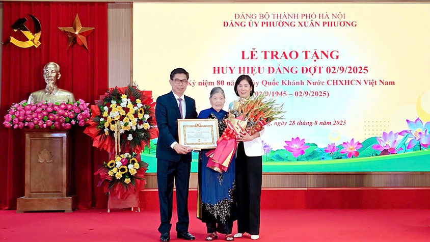 Đảng ủy phường Xuân Phương long trọng tổ chức Lễ trao tặng Huy hiệu Đảng đợt 02/9/2025