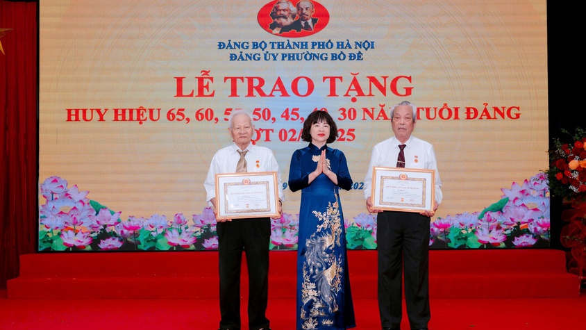 Đảng ủy phường Bồ Đề tổ chức Lễ trao Huy hiệu Đảng đợt 2/9 năm 2025