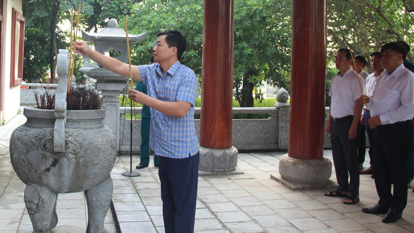 Đoàn đại biểu lãnh đạo xã dâng hương nhân kỷ niệm 80 năm ngày Quốc khánh (2/9/1945-2/9/2025), Tặng quà một số gia đình chính sách, người có công trên địa bàn xã.