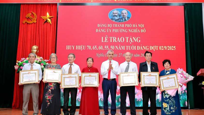Phường Nghĩa Đô tổ chức Lễ trao tặng Huy hiệu Đảng đợt 2-9