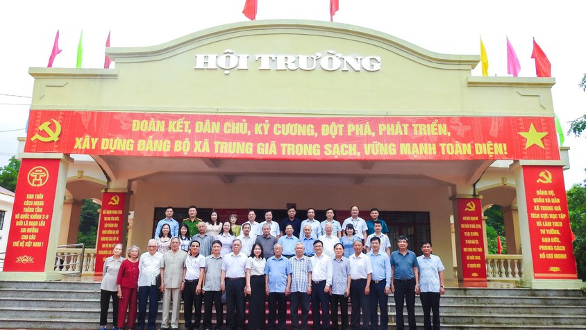 ĐẢNG ỦY XÃ TRUNG GIÃ TỔ CHỨC GẶP MẶT CÁN BỘ CHỦ CHỐT HUYỆN SÓC SƠN (CŨ) CÁC THỜI KỲ