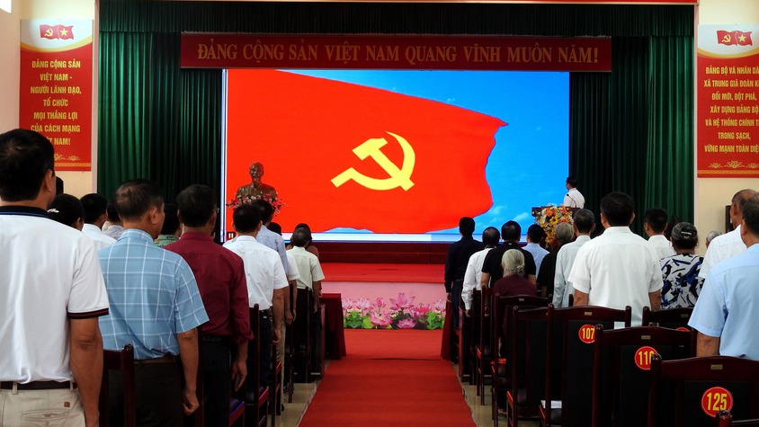ĐẢNG BỘ XÃ TRUNG GIÃ TỔ CHỨC TRAO TẶNG HUY HIỆU ĐẢNG ĐỢT 02/9/2025 CHO 47 ĐẢNG VIÊN