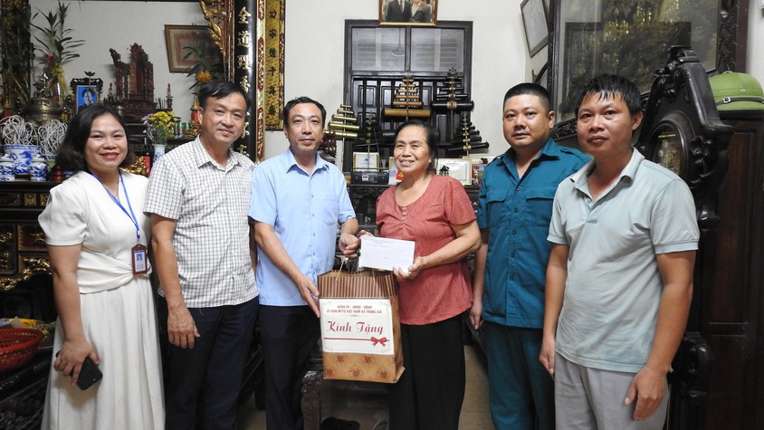 PHÓ CHỦ TỊCH UBND XÃ NGUYỄN HỒNG SƠN TẶNG QUÀ NGƯỜI CÓ CÔNG DỊP KỶ NIỆM 80 NĂM QUỐC KHÁNH 2/9