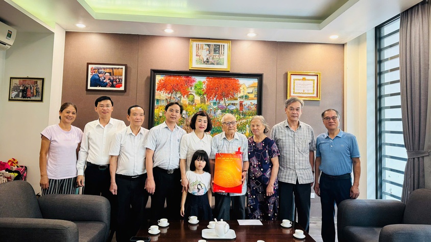 Lãnh đạo phường Bồ Đề thăm, tặng quà gia đình chính sách, cán bộ lão thành cách mạng, tiền khởi nghĩa trên địa bàn