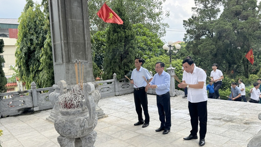 Lãnh đạo xã Hạ Bằng dâng hương tưởng niệm tại Nghĩa trang liệt sĩ xã nhân dịp Quốc khánh 2/9