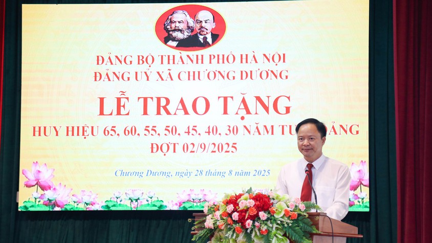 Xã Chương Dương: 39 đảng viên vinh dự được trao tặng Huy hiệu Đảng đợt 2/9